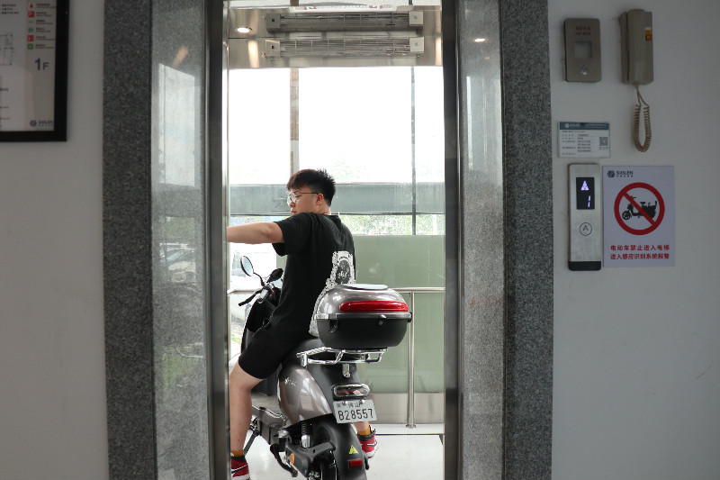 電動車燃爆事故讓人揪心！如何杜絕電動車入梯上樓問題？這“妙招”就該全國推廣！